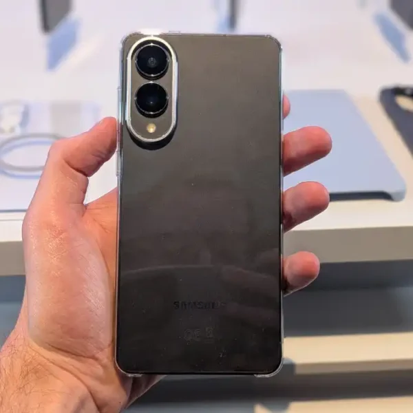 Samsung S25 Edge with 200MP Camera